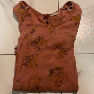 Gimmicks by BKE size XS long sleeve floral top.